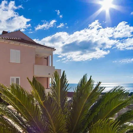 Merbau Apartman *
